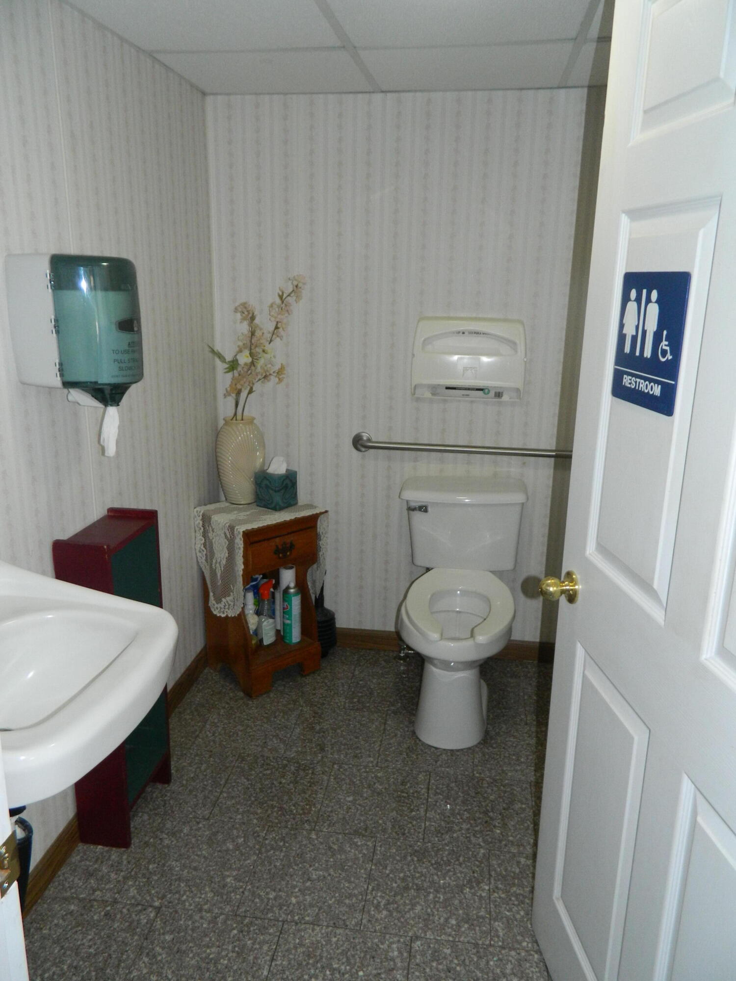 Main image without alt text