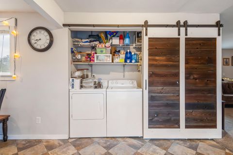 Tiny photo for 835 SW 14th Street, Redmond, OR 97756 (MLS # 220212204)