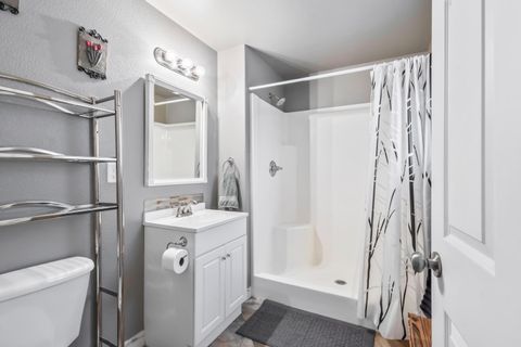 Tiny photo for 835 SW 14th Street, Redmond, OR 97756 (MLS # 220212204)