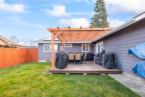 Tiny photo for 835 SW 14th Street, Redmond, OR 97756 (MLS # 220212204)
