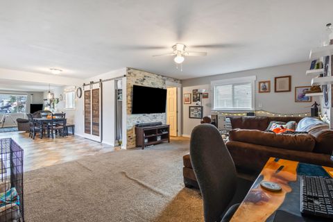 Tiny photo for 835 SW 14th Street, Redmond, OR 97756 (MLS # 220212204)