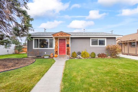 Tiny photo for 835 SW 14th Street, Redmond, OR 97756 (MLS # 220212204)