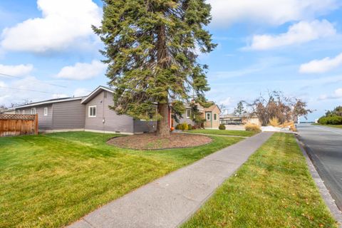 Tiny photo for 835 SW 14th Street, Redmond, OR 97756 (MLS # 220212204)