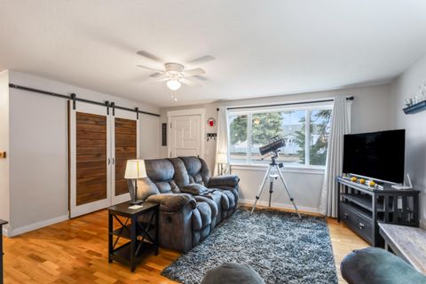 Tiny photo for 835 SW 14th Street, Redmond, OR 97756 (MLS # 220212204)