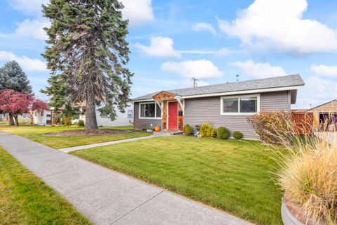 Tiny photo for 835 SW 14th Street, Redmond, OR 97756 (MLS # 220212204)