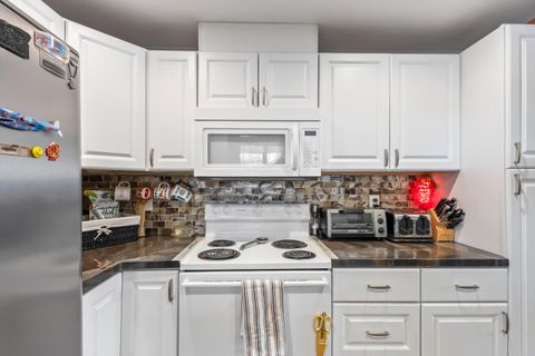 Tiny photo for 835 SW 14th Street, Redmond, OR 97756 (MLS # 220212204)