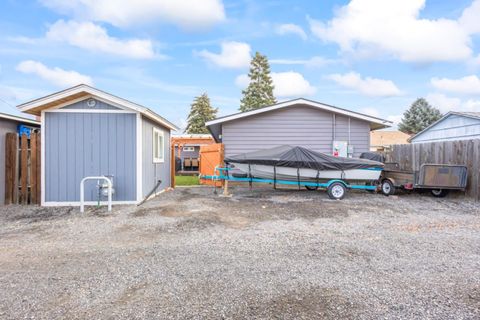 Tiny photo for 835 SW 14th Street, Redmond, OR 97756 (MLS # 220212204)