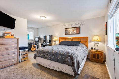 Tiny photo for 835 SW 14th Street, Redmond, OR 97756 (MLS # 220212204)