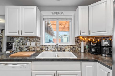 Tiny photo for 835 SW 14th Street, Redmond, OR 97756 (MLS # 220212204)