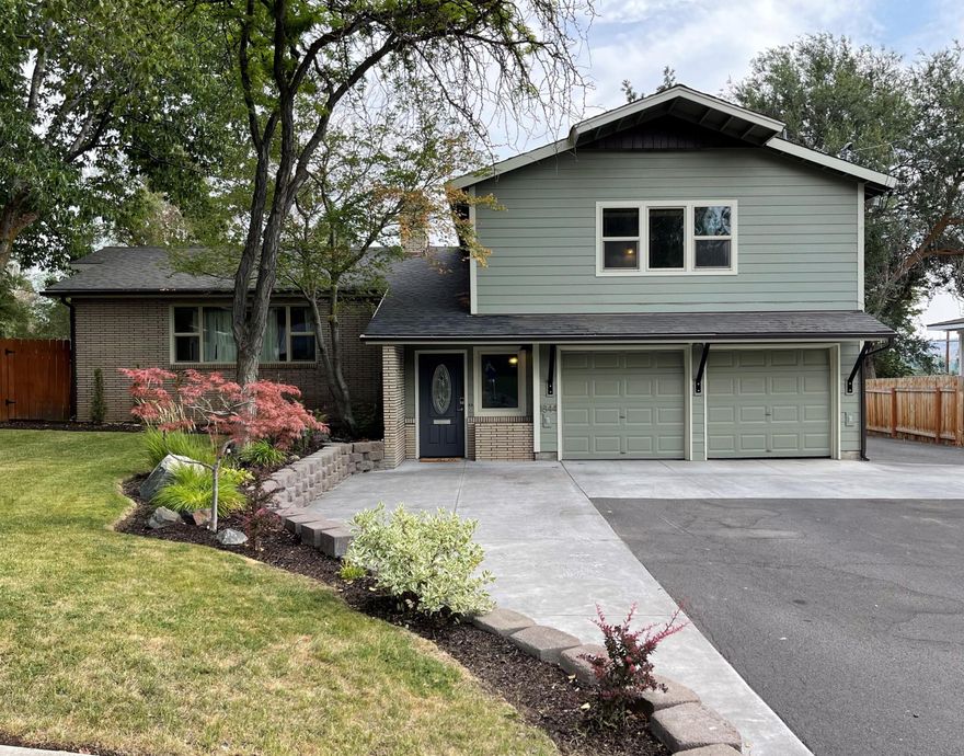 Turnkey home in the desirable Mountain View subdivision of Pacific Terrace. This Hot Springs split level has it all! Excellent floor plan with 3 bedrooms and 2.5 baths. Plenty of storage with closet space and built ins. There is no shortage of windows giving this home so much natural light. Beautiful dining room with French doors leading out to the expansive deck. The kitchen is a chef's dream with stainless steel appliances, a large center island and plenty of counter top space. The daylight basement/den is an added bonus hang out spot. A half bath and laundry area complete the downstairs. Manicured back and front yard with in-ground sprinklers. Don't miss out on your chance to view this gorgeous home. Schedule your showing today!
