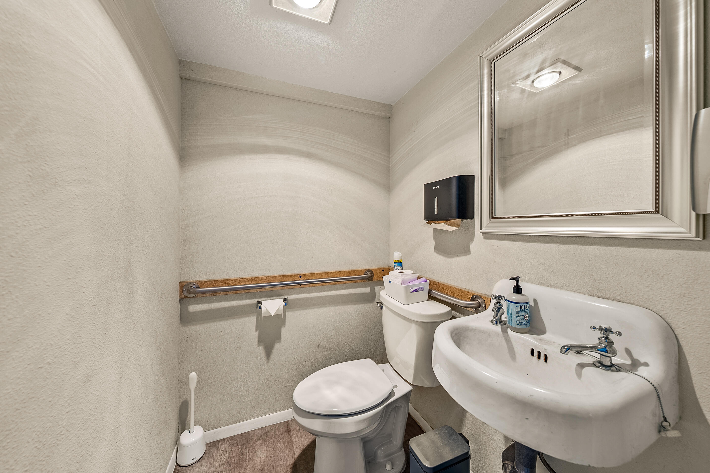 Main image without alt text