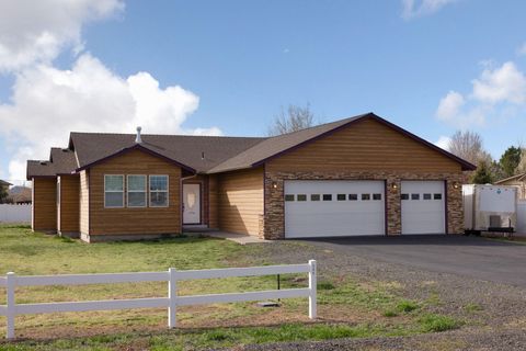 Photo of 580 C Avenue, Terrebonne, OR 97760 (MLS # 220219998)
