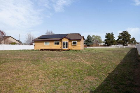 Tiny photo for 580 C Avenue, Terrebonne, OR 97760 (MLS # 220219998)