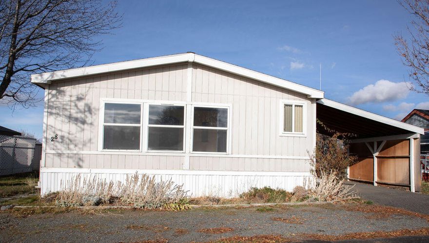 Welcome to this well-kept 3-bed, 2-bath manufacti=ured home in the desirable Emerald Estates Park. Enjoy a spacious. open layout featuring a large living room perfect for gatherings. The home includes an accessible ramp to the front door for added convenience. Located in a great spot within the community, with easy access to nearby amenities-move-in ready and full of potential.