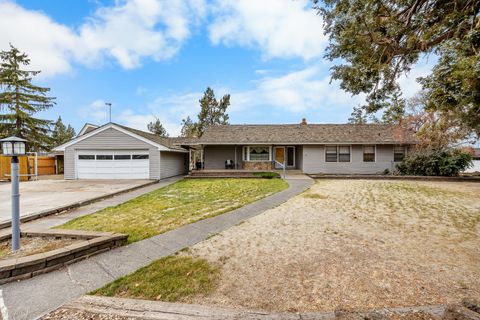 Photo of 1123 NW Canyon Drive, Redmond, OR 97756 (MLS # 220212500)