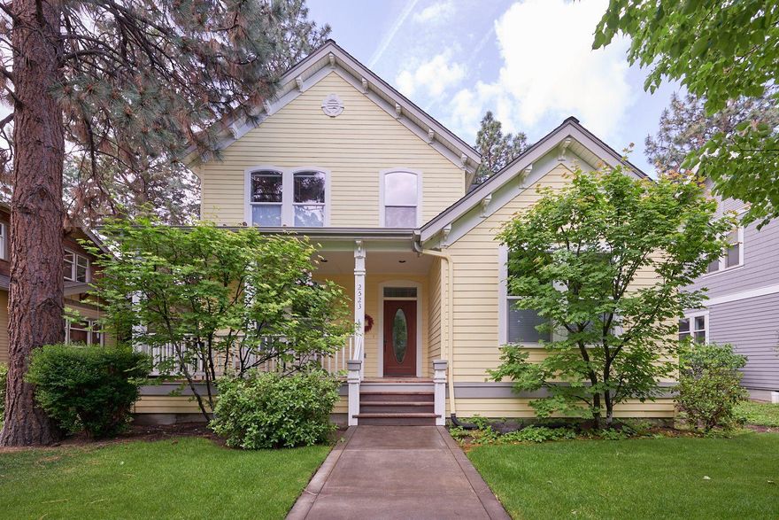 Rare 5 bedroom home, with 2 master suites, one on the ground floor, and a bonus room with closet, and 4 full bathrooms. Wonderful family home, in the best location in Northwest crossing. Spacious, light, open plan living/dining/kitchen, with maple floors. 9 ft ceilings throughout. Newly updated kitchen with walk in pantry, quartz slab countertops, new fixtures and under mount sink, newly tiled floor. Enjoy the spa like experience of the newly updated master bath, with heated floor, custom marble slab counter tops with under mount sinks, new soaker tub, new glass shower door and newly tiled floors and shower enclosure, also a new towel heater. New paint and carpets. All newer appliances, including dishwasher, fridge, oven, disposal, washer dryer. Recently painted exterior. Gated paved back yard. Central heat and air. Low traffic, quiet street. Steps to Sparrow, and all the other wonderful restaurants in NWX. Close to Compass park, Discovery park and schools.