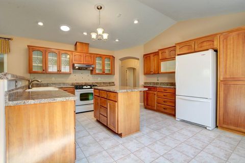 Tiny photo for 602 Summerwood Drive, Medford, OR 97504 (MLS # 220210889)