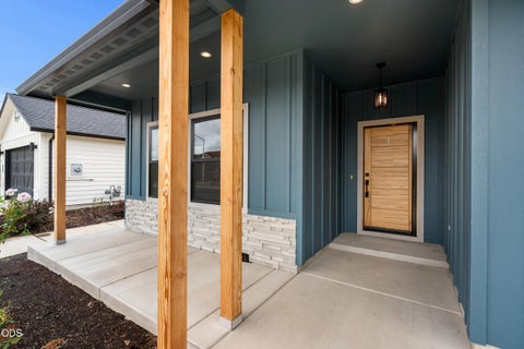 Tiny photo for 961 Arrowhead Trail, Eagle Point, OR 97524 (MLS # 220224806)