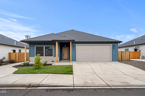 Photo of 961 Arrowhead Trail, Eagle Point, OR 97524 (MLS # 220224806)