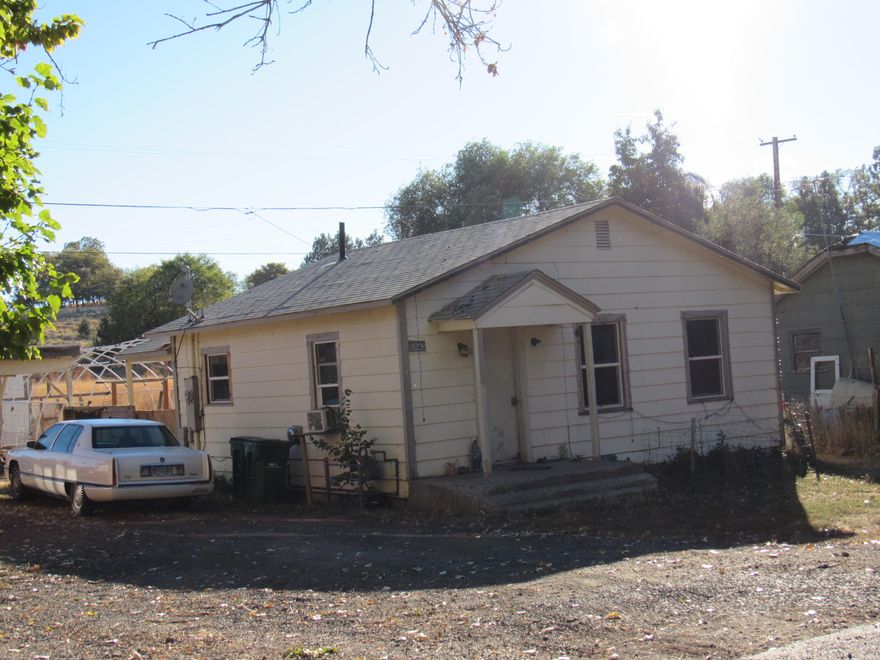 This cute 2 bedroom home is located just outside of town in Stewart Lennox. It has hardwood and tile floors. This home makes a great rental property and currently has tenants.