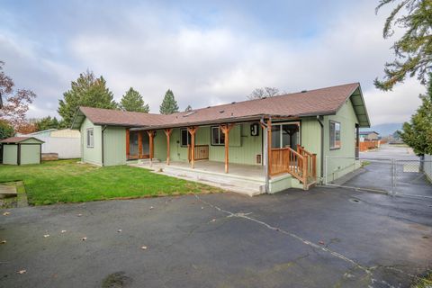 Tiny photo for 1517 Molly Lane, Grants Pass, OR 97527 (MLS # 220212439)