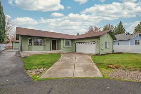 Photo of 1517 Molly Lane, Grants Pass, OR 97527 (MLS # 220212439)