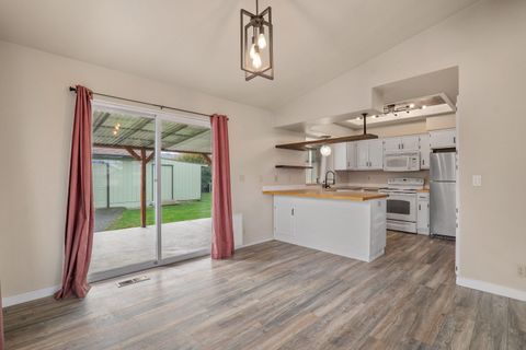 Tiny photo for 1517 Molly Lane, Grants Pass, OR 97527 (MLS # 220212439)