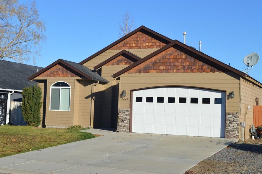 Very Modern And Well Designed Home Built in 2006. Single Level Home With Open Floor Plan. Vaulted Ceilings. Gas Log Fireplace. Newer Oak Cabinetry. Beautiful Modern Kitchen. Breakfast Nook. Master Bedroom Has Vaulted Ceilings. Rear Patio. This is a move in Ready, Modern Home in a great neighborhood. Centrally located and priced to sell.