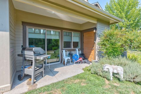 Tiny photo for 1713 SE Softwood Way, Grants Pass, OR 97526 (MLS # 220224255)