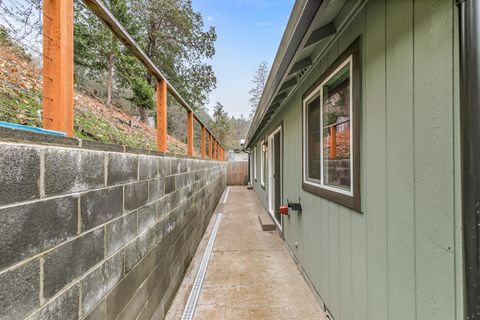 Tiny photo for 1546 Poplar Drive, Grants Pass, OR 97527 (MLS # 220213968)