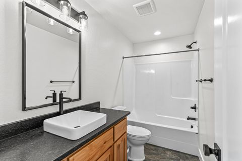 Tiny photo for 1546 Poplar Drive, Grants Pass, OR 97527 (MLS # 220213968)