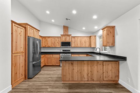 Tiny photo for 1546 Poplar Drive, Grants Pass, OR 97527 (MLS # 220213968)