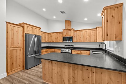 Tiny photo for 1546 Poplar Drive, Grants Pass, OR 97527 (MLS # 220213968)