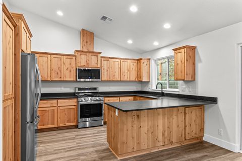 Tiny photo for 1546 Poplar Drive, Grants Pass, OR 97527 (MLS # 220213968)