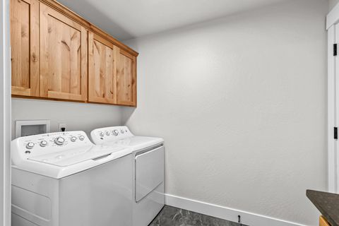 Tiny photo for 1546 Poplar Drive, Grants Pass, OR 97527 (MLS # 220213968)