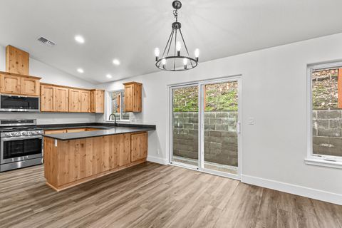 Tiny photo for 1546 Poplar Drive, Grants Pass, OR 97527 (MLS # 220213968)