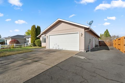 Tiny photo for 1025 Fairfield Avenue, Central Point, OR 97502 (MLS # 220212324)