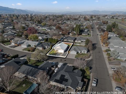 Tiny photo for 1025 Fairfield Avenue, Central Point, OR 97502 (MLS # 220212324)