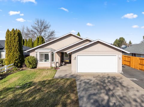 Tiny photo for 1025 Fairfield Avenue, Central Point, OR 97502 (MLS # 220212324)