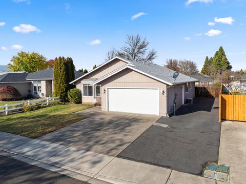 Tiny photo for 1025 Fairfield Avenue, Central Point, OR 97502 (MLS # 220212324)
