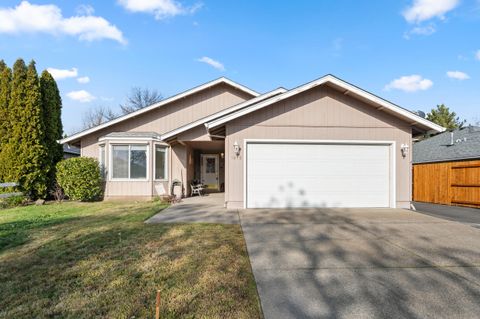 Photo of 1025 Fairfield Avenue, Central Point, OR 97502 (MLS # 220212324)