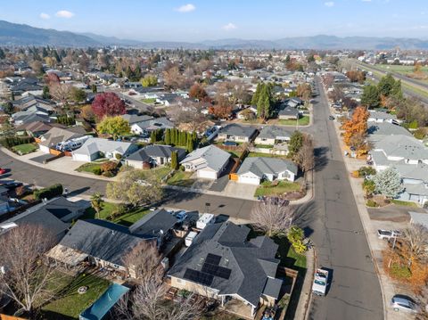 Tiny photo for 1025 Fairfield Avenue, Central Point, OR 97502 (MLS # 220212324)