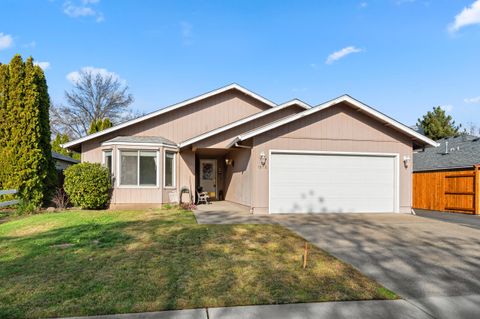 Tiny photo for 1025 Fairfield Avenue, Central Point, OR 97502 (MLS # 220212324)