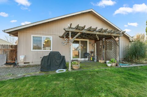 Tiny photo for 1025 Fairfield Avenue, Central Point, OR 97502 (MLS # 220212324)
