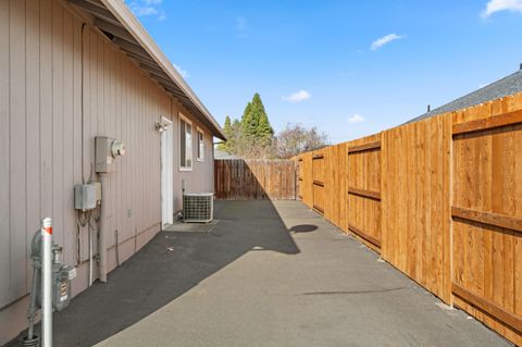 Tiny photo for 1025 Fairfield Avenue, Central Point, OR 97502 (MLS # 220212324)
