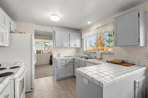 Tiny photo for 1025 Fairfield Avenue, Central Point, OR 97502 (MLS # 220212324)