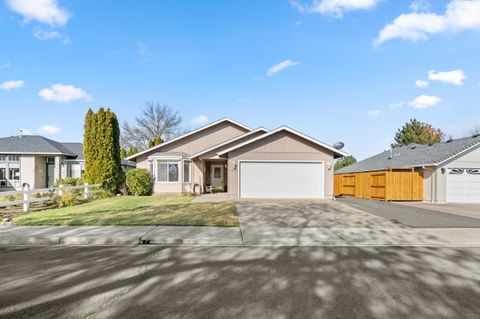 Tiny photo for 1025 Fairfield Avenue, Central Point, OR 97502 (MLS # 220212324)