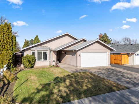 Tiny photo for 1025 Fairfield Avenue, Central Point, OR 97502 (MLS # 220212324)