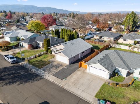 Tiny photo for 1025 Fairfield Avenue, Central Point, OR 97502 (MLS # 220212324)