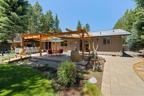 Tiny photo for 56532 Eclipse Drive, Bend, OR 97707 (MLS # 220215226)